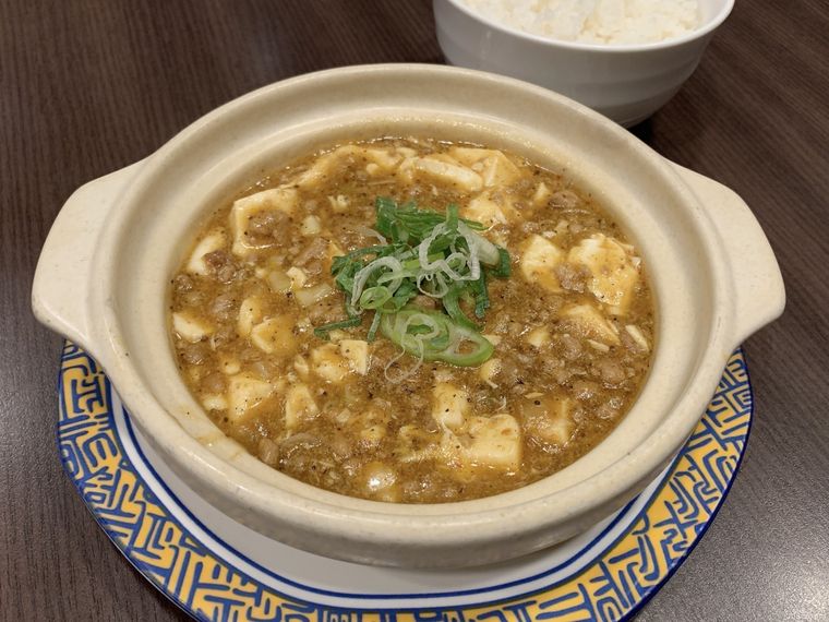 皿に盛りつけられた武蔵野麻婆