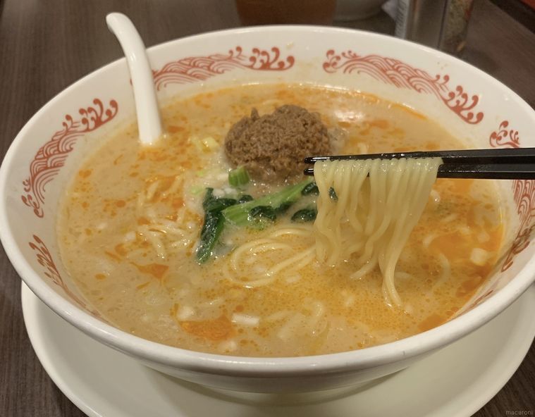 器に盛りつけられた坦々麺