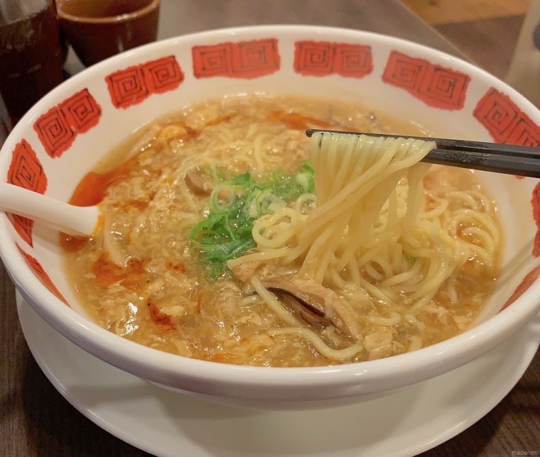 酸辣湯麺を食べる様子
