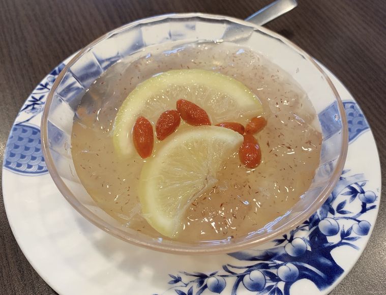 皿に盛りつけられた果肉入りレモンのオーギョーチ