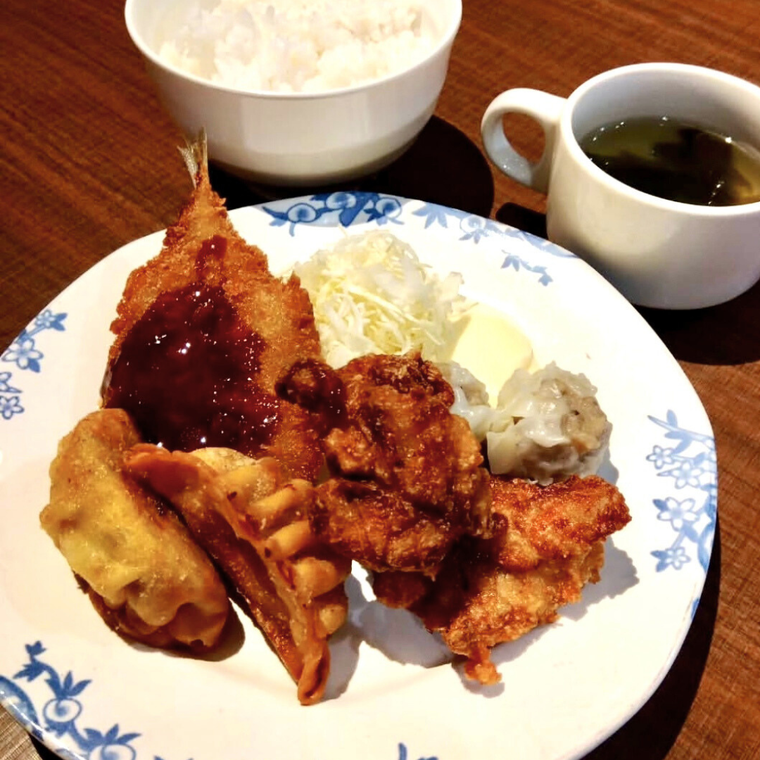 白いお皿に盛られた中華ミックスフライランチ