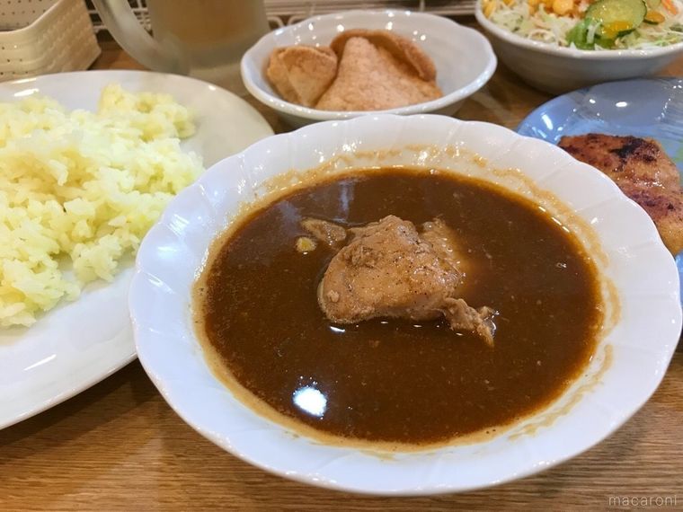 皿に盛りつけられたカレーセット