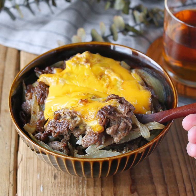 チェダーチーズがトッピングされた牛丼