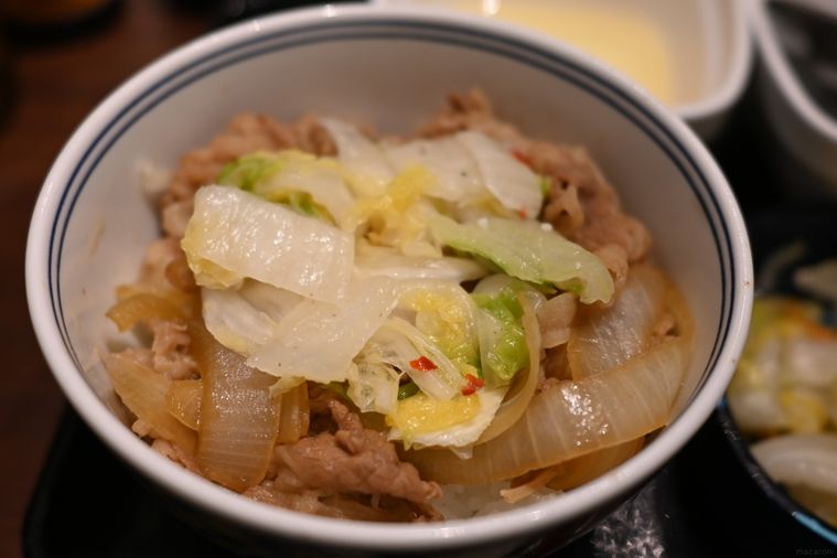 吉野家の牛丼におしんこをのせた様子
