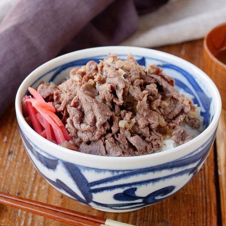 紅しょうががトッピングされた牛丼