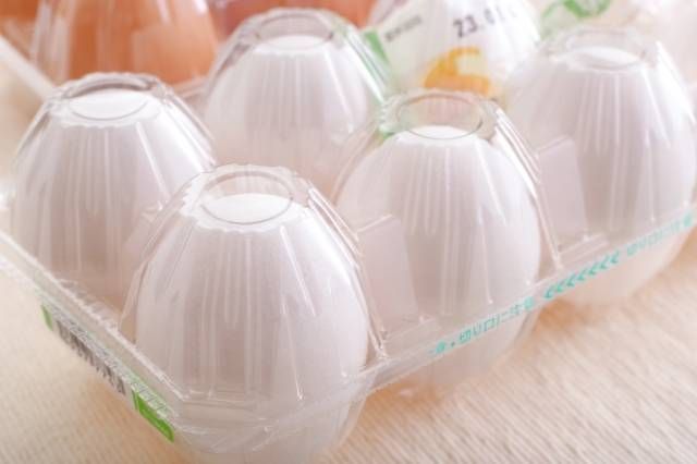 パックに入った卵が置かれている