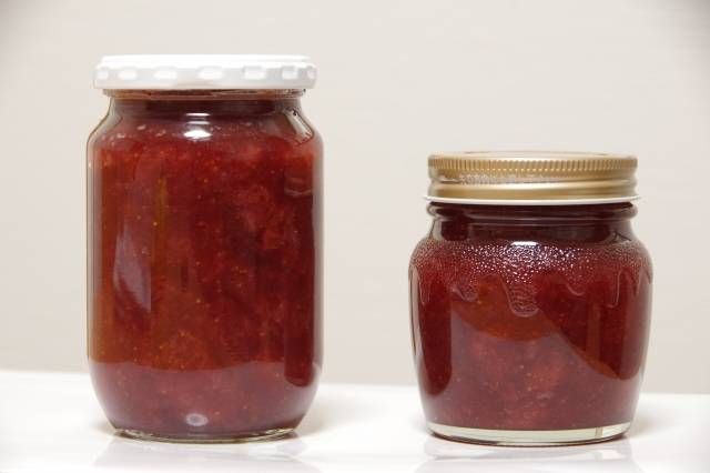 いちごジャムが入ったビンが置かれている