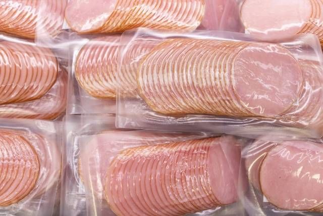 パック詰めされたハムがたくさん置かれている
