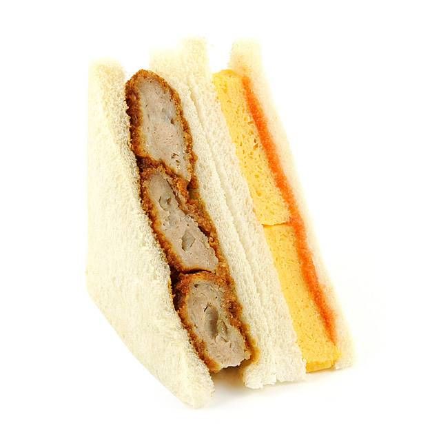 メンチカツサンドと明太玉子焼きサンドが置かれている