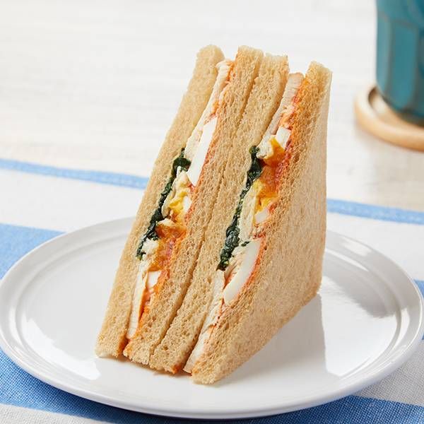 サラダチキンとたまごの全粒粉サンドが置かれている