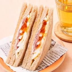 ハムチーズたまごサンドが置かれている