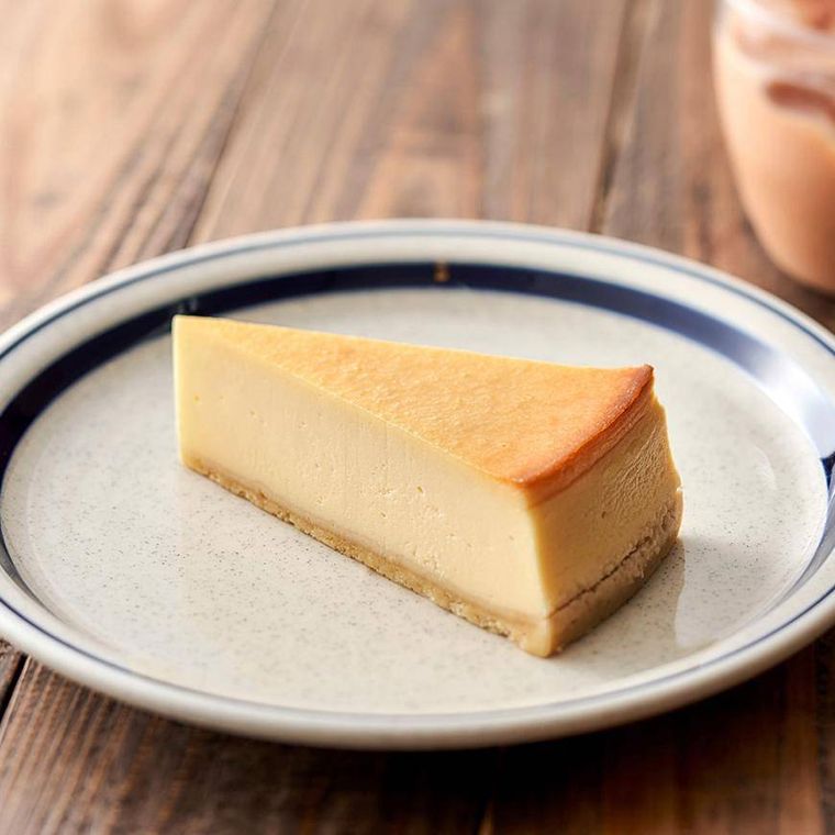 皿に盛られたニューヨークチーズケーキ