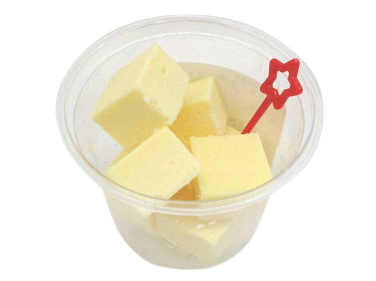 ひと口サイズのチーズケーキがカップに入っている