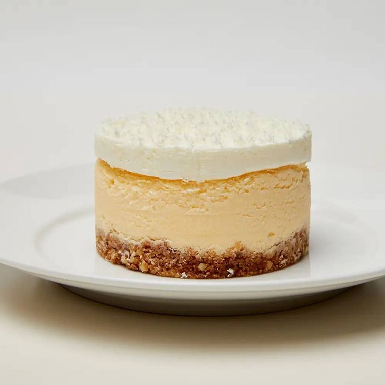 皿に盛られたチーズケーキ