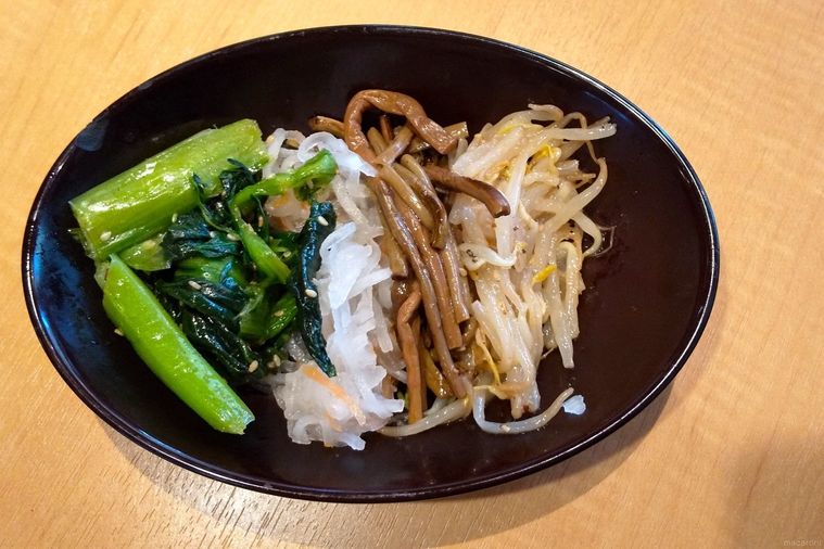 黒いお皿に盛られたナムル盛合せ