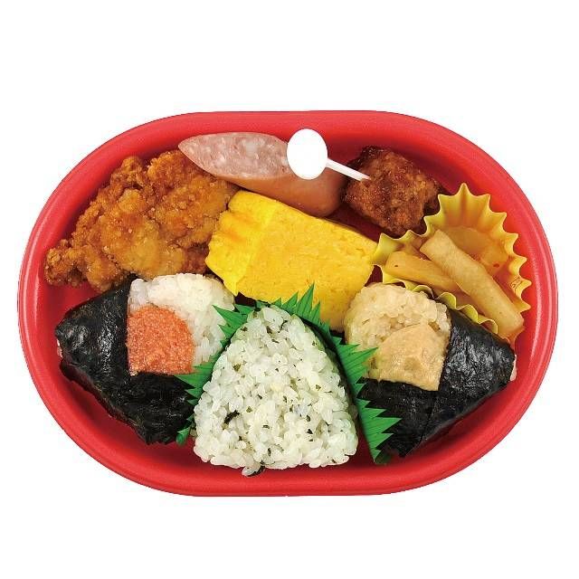 おにぎりや唐揚げ、卵焼きなどが入ったお弁当