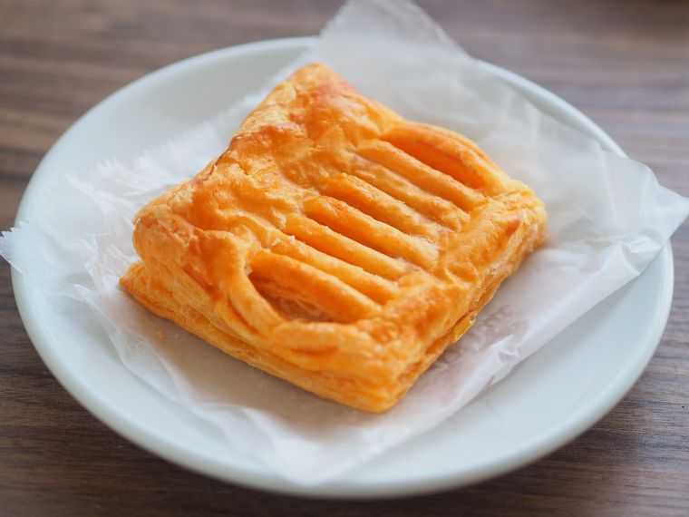 皿に盛られたタコスミート&チーズパイ