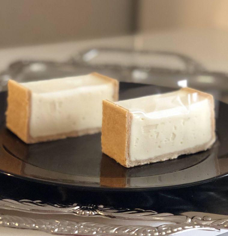 サイドにもタルトがしかれたチーズケーキ