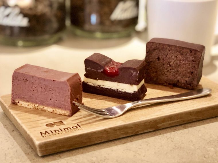 キレイに木の皿に並べられたお好きなガトーショコラのスライス3種