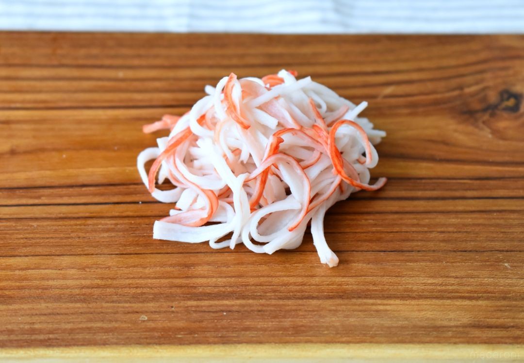 カニカマを一発でほぐす方法!手で割かずに「手軽すぎる」「これなら汚れない」 - macaroni