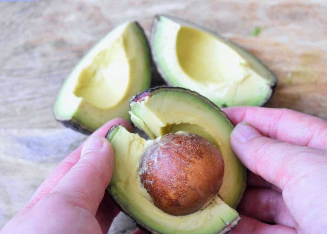 アボカドのきれいな剥き方に「なぜ今まで気付かなかったんだ！」。意外