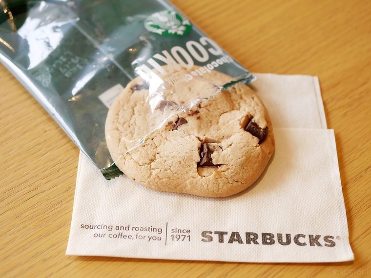 パッケージから半分ほど出たチョコレートチャンククッキー