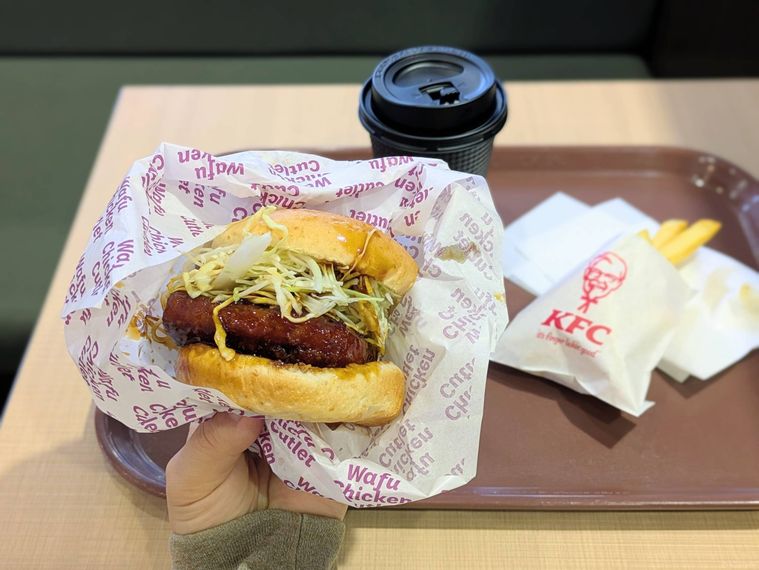 トレーに並べられたケンタランチ 和風チキンカツバーガーセット