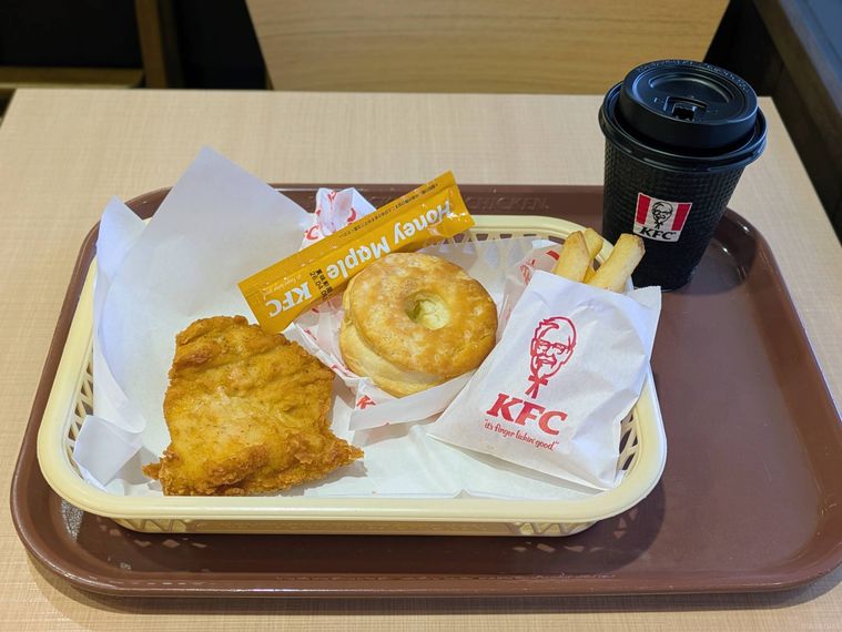 トレイに並べられたケンタランチ チキンビスケットセット