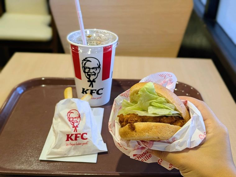 トレイに並べられたケンタランチ チキンフィレバーガーセット