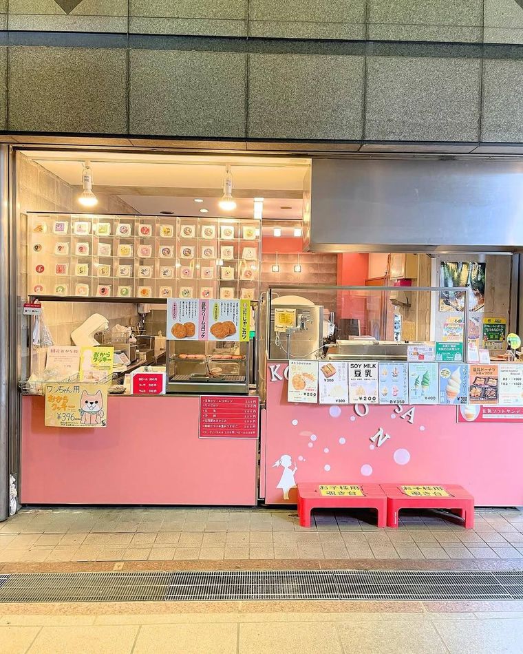 ソフトクリームやスイーツが並んだ店前