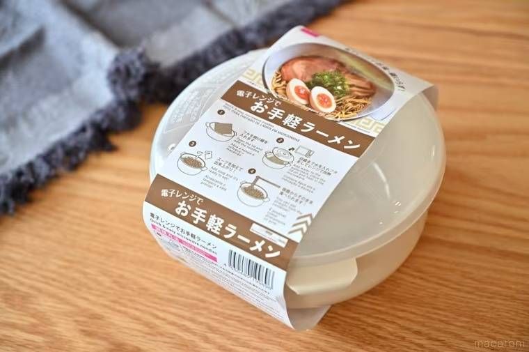 ダイソーの電子レンジでお手軽ラーメンが置かれている