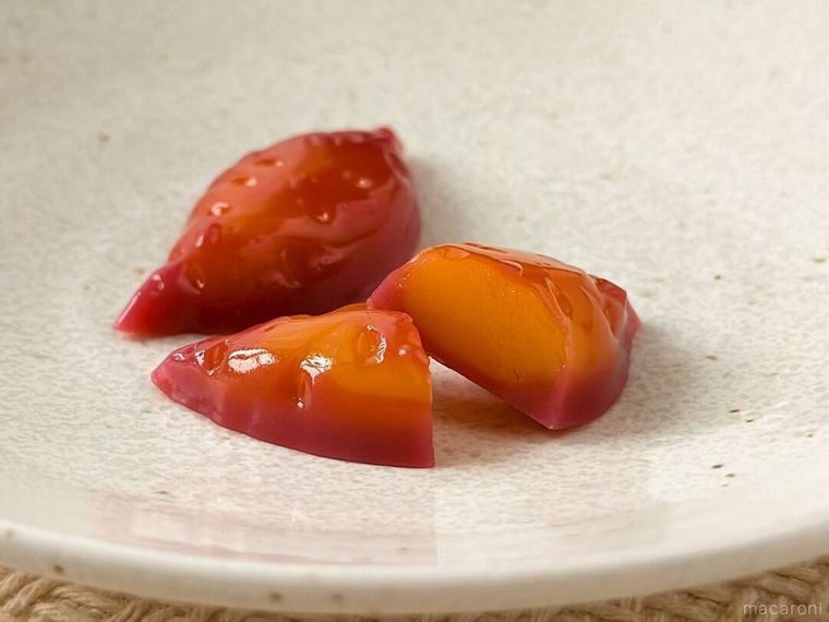 さつまいもらしい色合いのファーストジャパンさつまいもグミの断面