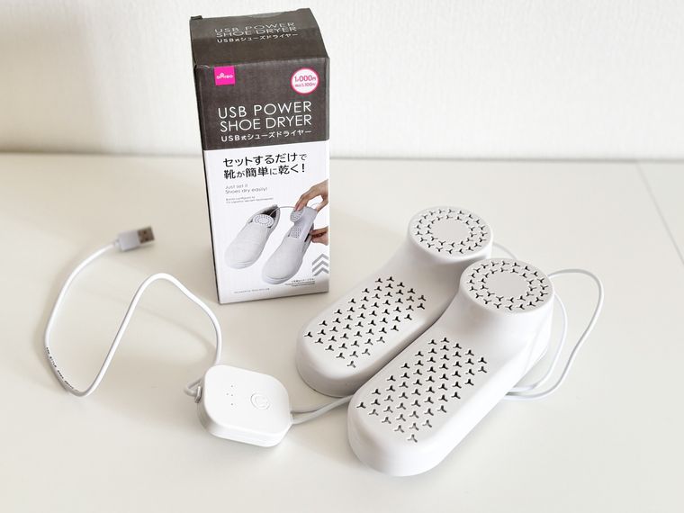 ダイソーUSB式シューズドライヤーのパッケージと中身