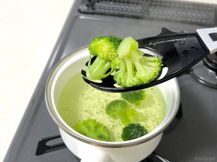 ダイソーの多機能トングでゆでたブロッコリーの水切りをしている