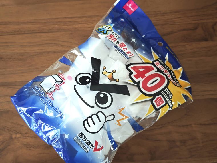メラミンスポンジが机の上に置いてある