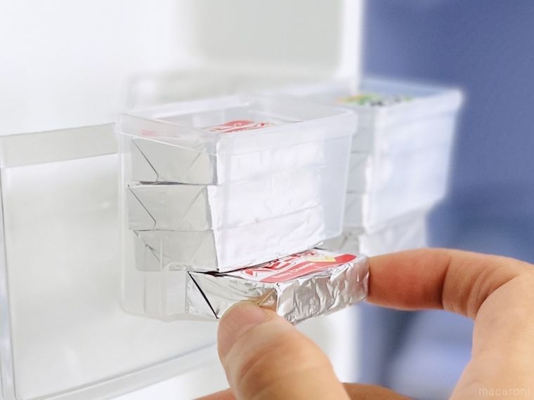 ベビーチーズストッカーからベビーチーズを取り出している様子