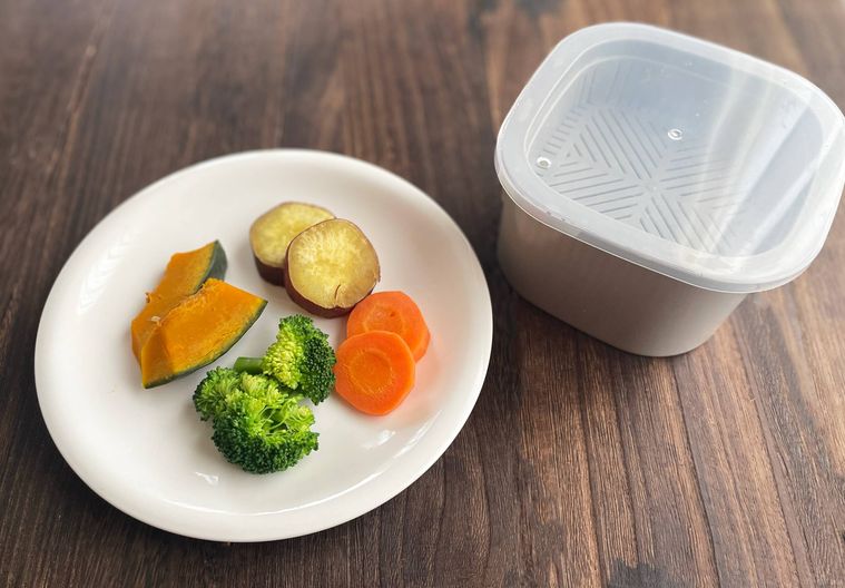 レンジ蒸し器とお皿に並べた温野菜