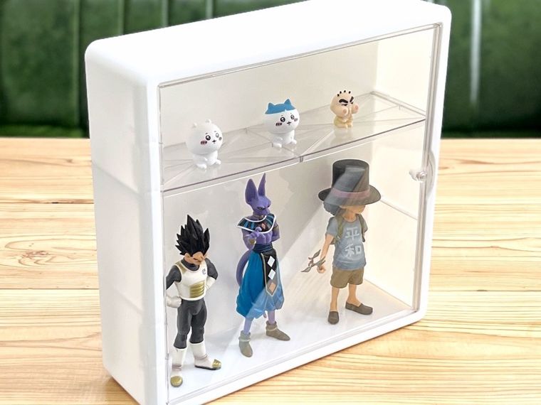 ダイソーのコレクションボックスにフィギュアやマスコットを収納した様子