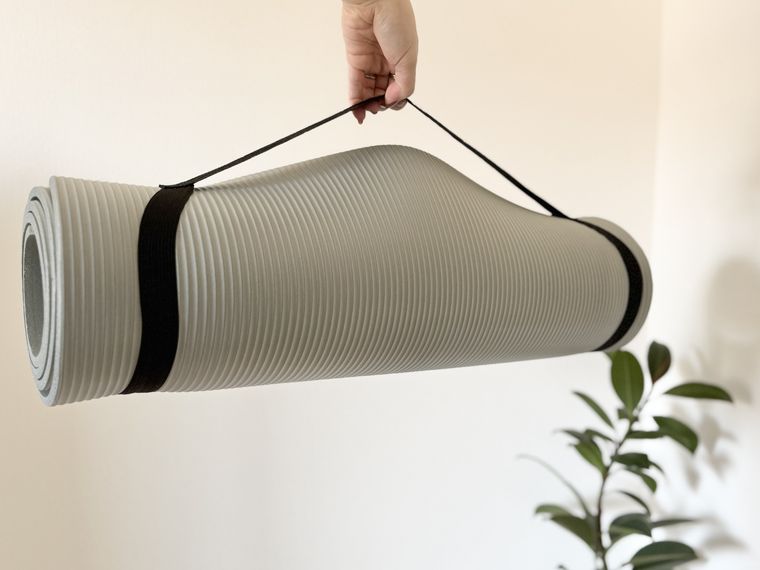 黒いゴムバンドで留めたNBRヨガマット