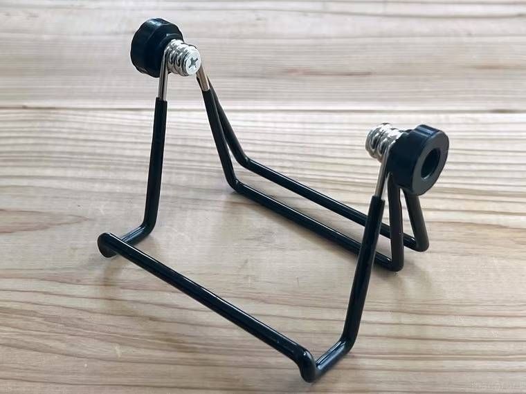 ダイソーのタブレットスタンドが置かれている