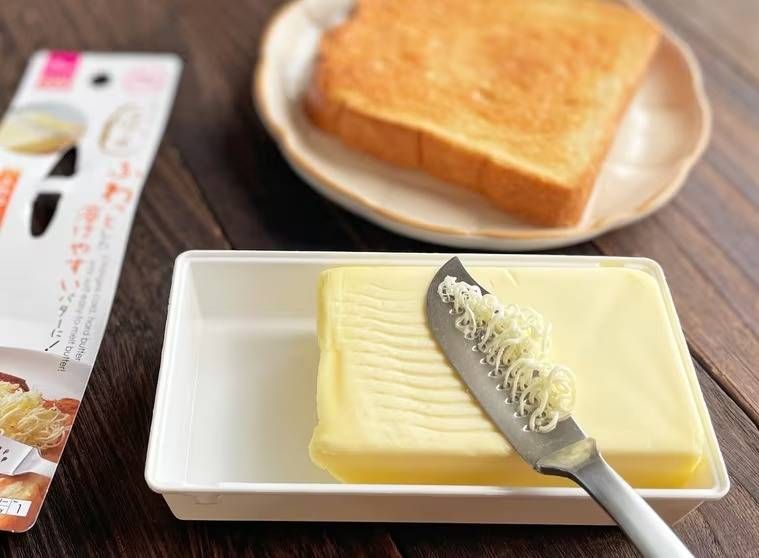 ダイソーのバターナイフでバター表面をなぞっている様子