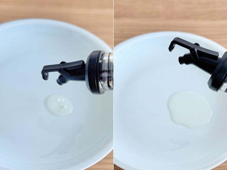 ガラスオイルボトルデザイン付、約280mLで油を垂らす様子