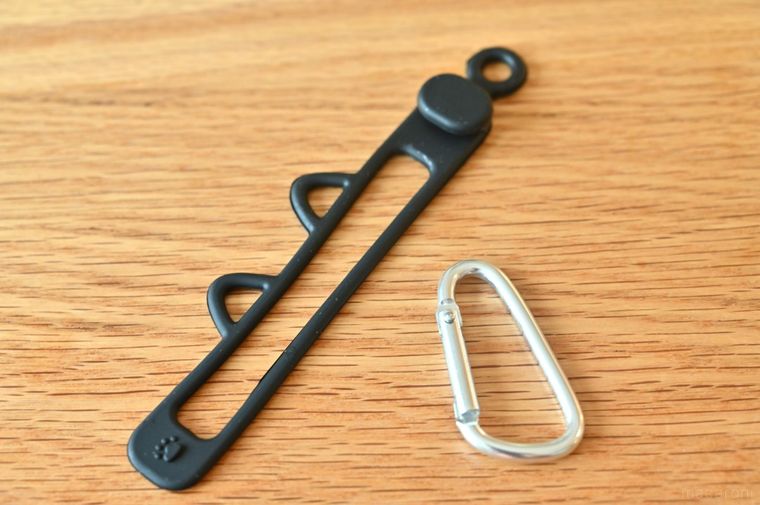 セリア日傘ホルダー ねこ型のバンドとカラビナ