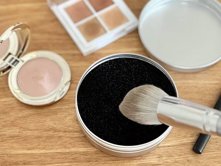 セリアのドライメイクブラシクリーナーを使用しているところ