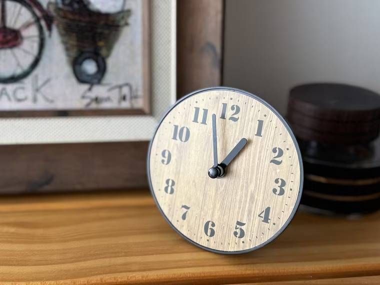セリアのスタンド付時計 ウッド調が置かれている