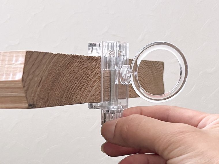 かもいリングフックを取り付けている様子