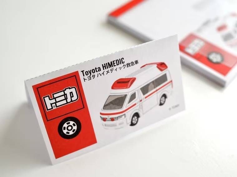 セリアのトミカ ブロックメモが置かれている