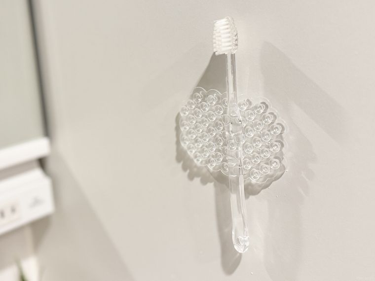 ピタッと吸い付く吸着シートに貼り付けた歯ブラシ