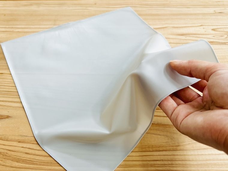 シリコーンキッチンマットを手で触っている様子