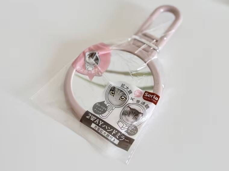 セリアの2WAYハンドミラーが置かれている